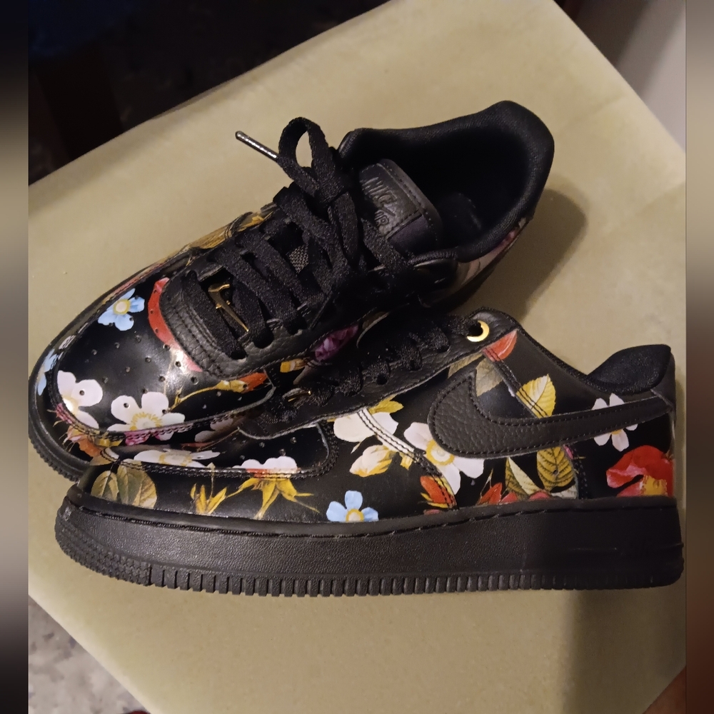 Nike sz 8.5 AF1's (floral)with gold accents